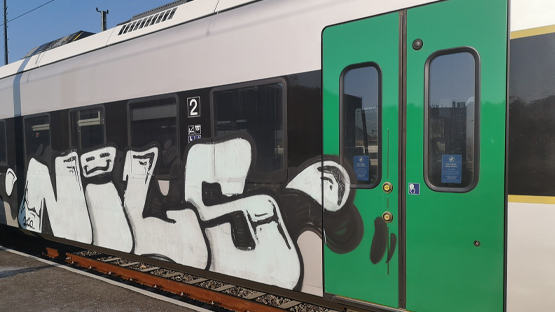 Vorher Professionelle Graffiti-Entfernung schnell, schonend und ohne Rückstände