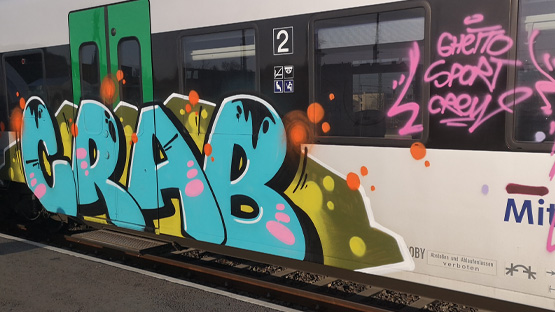 Vorher Professionelle Graffiti-Entfernung schnell, schonend und ohne Rückstände